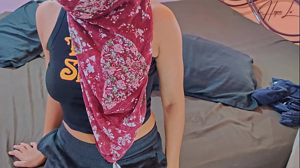 Nonton Young Man Fucks His Stepmother When He Sees Her Masturbating Alone. thumbnail