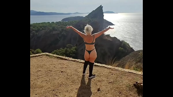 J'aime m'exhiber en pleine nature qui sait tu passera peut etre par la et hummmm 