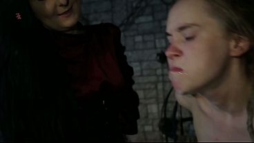 Eine Schlampige Magd Wird Festgebunden Und Mit Einer Feder Zum Spucken Und Sabbern Gebracht (ganze Szene) thumbnail