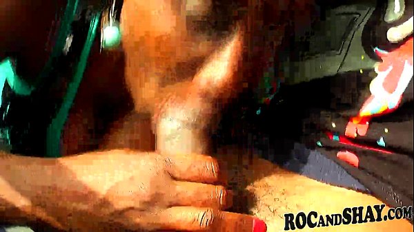 EBONY WIFE GIVES BLOWJOB PLEASURE INCAR !!