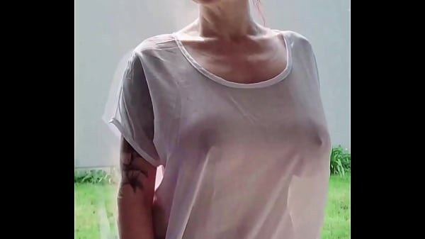 Coucou toi, tu veux que je fasse tomber tous mes fringues pour toi, t'as envie ... 