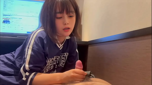 Play MP4 - 「声だしたらバレるよ&hellip;」ネットカフェでSEXで喘いでイキまくるカップル。