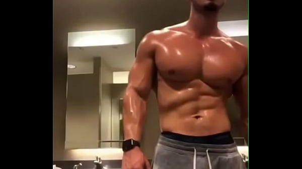 Tes&atilde;o de homem peitudo do Insta 