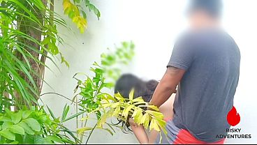 Lumabas Ng Bahay Habang Nasa Party Para Lang Mag Quicky Sa Bakuran 