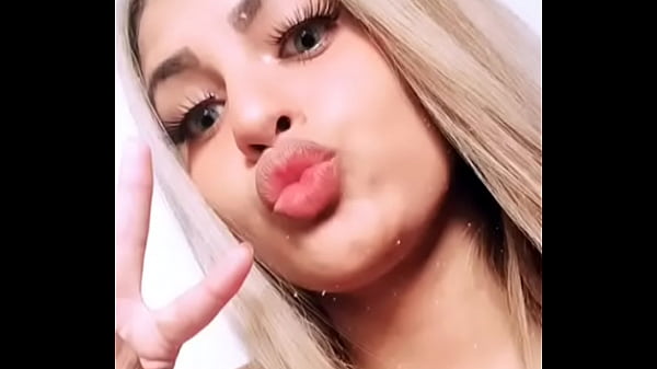 Loira tatuada