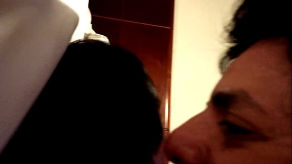 Le doy duro para que sepa qui&eacute;n es el jefe 