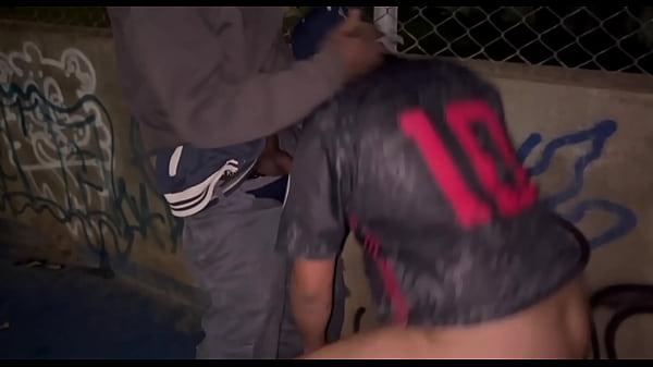 Play MP4 - AMIGOS FORAM BEBER NA QUADRA E CABARAM NA BRODERAGEM AT&Eacute; QUE DERREPENDE APARECEU UM MORADOR DE RUA QUE DEIXOU TUDO MAIS INTERESSANTE &lpar;TEASER&rpar;