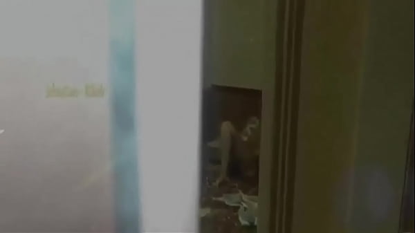 Hermanastra_pillada masturando con su novia por videollamada hermanastra puta