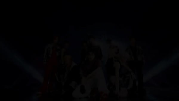 Coreanos estadounidenses japoneses canadienses bailando en un porshe 