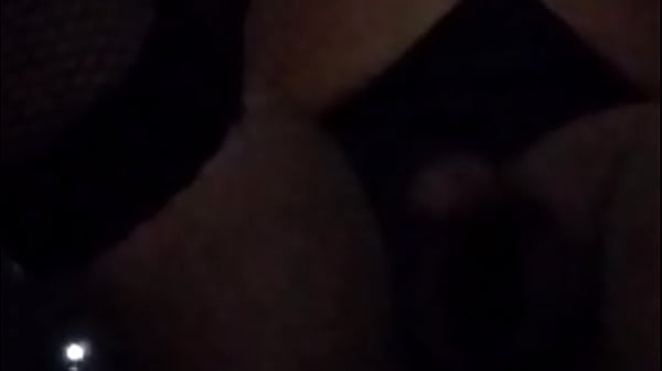 Cdzinha puta vagabunda dando o cu na porta de casa 