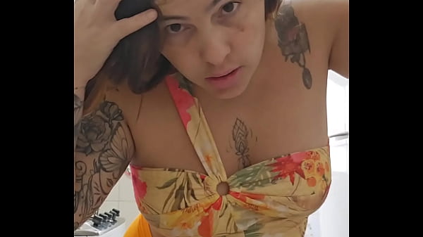 Usando um shorts curto e socado pra mostrar que eu quero vara 