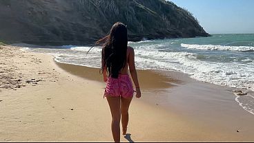 A famosa minina mijona na praia flaquita meando en la playa skinny petite pee on the beach 