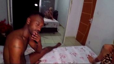 A Milf Loira_e tatuada Camila_Costa deu a bucetinha rosa e apertada pro negão do meu_marido_no dia do nosso_aniversário de_casamento e fez_ele jorrar litros de porra em cima dela