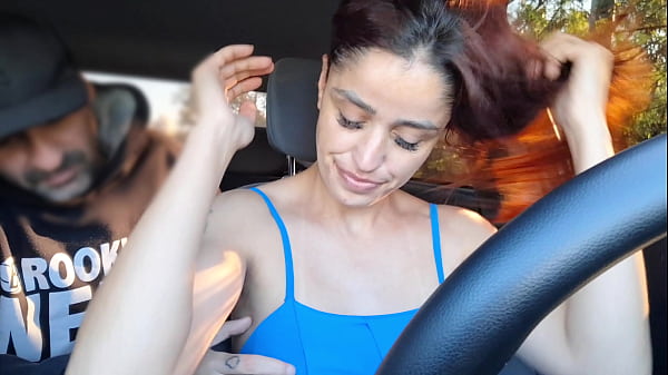 Play MP4 - Safada motorista de APP pega passageiro pervertido se masturbando por tr&aacute;s e o ajuda a se masturbar e fode com ele no banco de tr&aacute;s&excl;