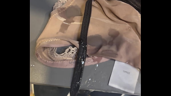 Me corro en las tangas de mi mama