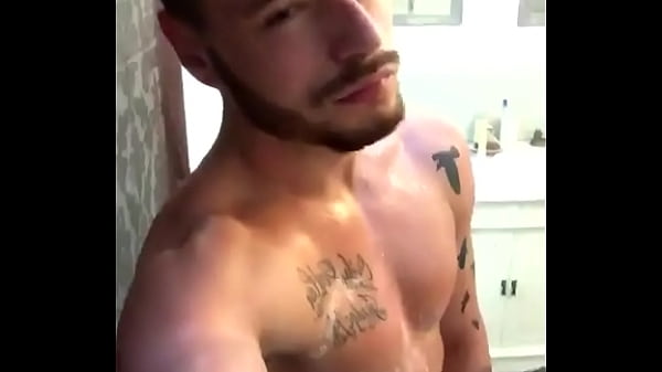 Guri sarado e roludo no banheir&atilde_o