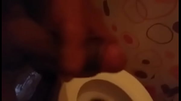 Punheta no banheiro do an&ocirc;nimo 