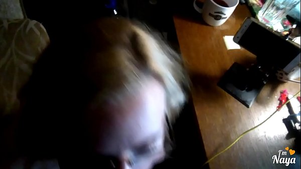 My stepsister gave a quick blowjob when we are alone