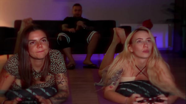 Nonton My Roommates Ignoring Me While I&rsquo;m Fucking Them. Wtf?! thumbnail