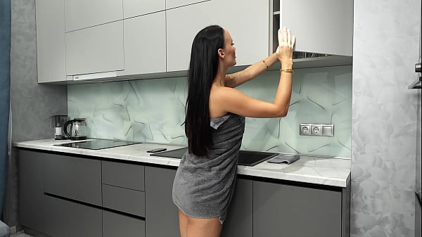 Nonton When The Plumber Knows How To Clean It. Urgent Repairs: A Plumber Floods A Brunette thumbnail