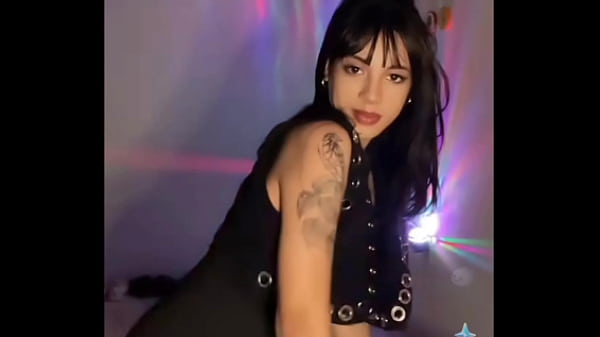 Morena gostosa de vestido provocando