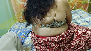 Glamorous & Sexy Desi Bhabhi in Saree Showing her Big Boobies and Enjoyed by Lover