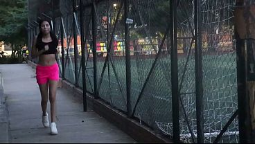 Nonton Fui A Trotar Con Mi Mejro Amiga Y Ella Me Dijo Que Estaba Muy Cansada Y Que Le Diera Agua En Mi Casa thumbnail