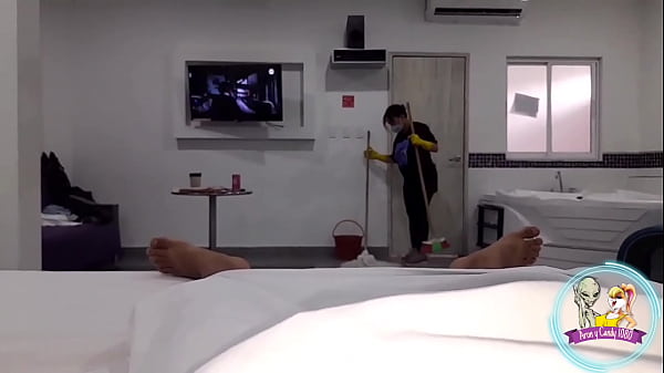 Aseadora arrecha deja de limpiar para que la cojan mientras trabaja