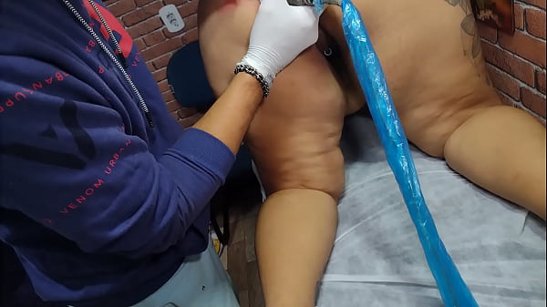 Play MP4 - MARY BUTTERFLY refazendo a tatuagem do c&uacute;&comma; marido ALEXANDRE  como sempre filmou tudo pra mostrar pra voc&ecirc;s verem e punhetarem&period;&period;&period;&period;