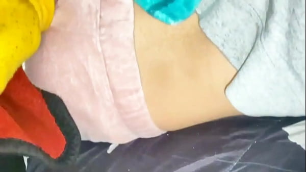 Comparto la_cama con_mi vecina y le_meto toda la verga a media noche