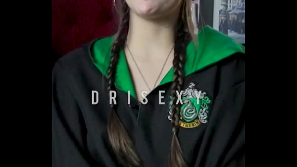 Putinha dos peitos naturais sentando na pica de 22cm com cu apertadinho dri sexy