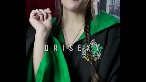 Play MP4 - ninfeta cheia de tes&atilde;o enfiando dildo de 22cm no cu rosinha &vert; Dri sexy