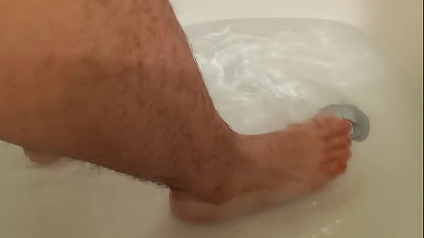 Bath water sooths my feet