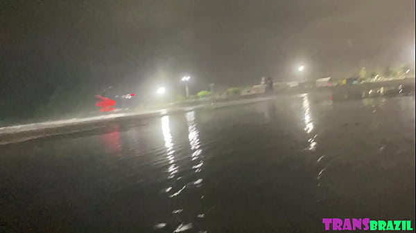 Maior B.O. na praia! Na caminhada noturna cruzo uma deliciosa que decide ficar pelada e se exibir. Pra evitar os h&oacute;mi chamei pra ficar pelada l&aacute; em casa - Completo no RED 