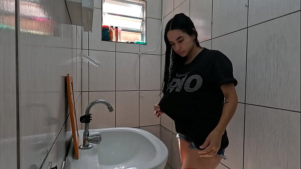 Novinha comfogo norabo tomando banho e engolindo_brinquedos