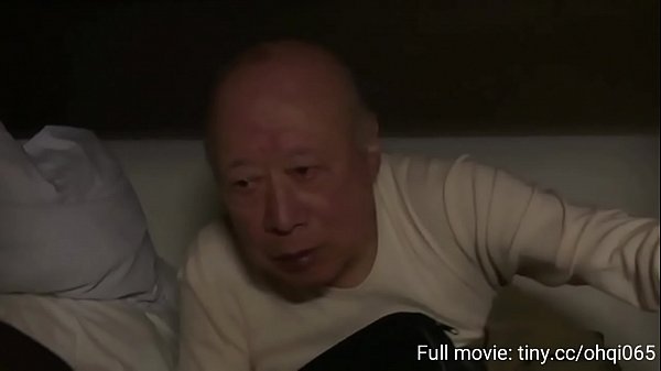 zoon kijkt graag naar_de grotekont van stiefmoeder tijdens het baden