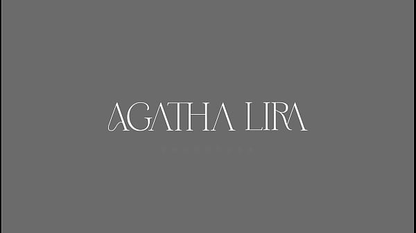 Agatha Lira - Engolindo espada de 24cm 