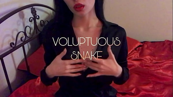 Brunette girl masturbate her pussy 