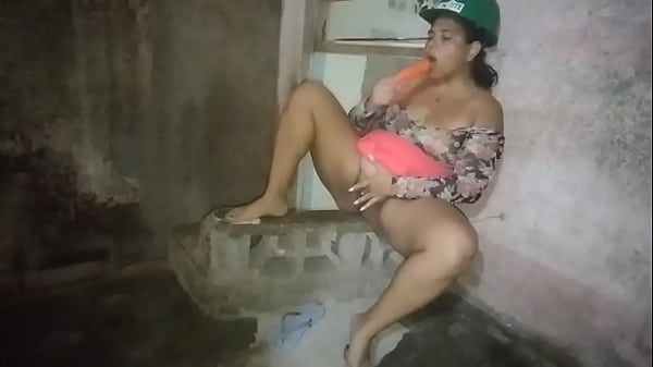 La jefa va a supervisar el trabajo y mientras llegan los trabajadores ella se masturba y termina rica