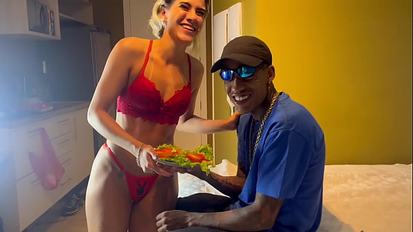 Que gostosa minha melhor amiga passando na minha frente de calcinha fio dental e jogando a bunda na minha cara e eu com a salada na m&atilde;o sem saber o que fazer completo nox e no head