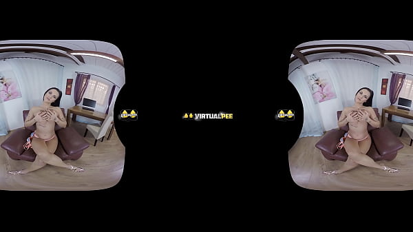 Virtualpee Czech_babe gives herself a golden shower