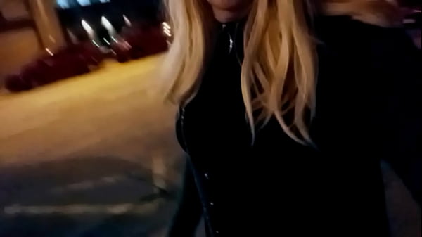 Crossdresser paseando de noche 