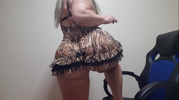 Dan&ccedil;a Sensual De Camisola Tigresa E Rebolando Seu Bumbumgg E Piscando O Cuzinho/ Sensual Dance In A Tigress thumbnail