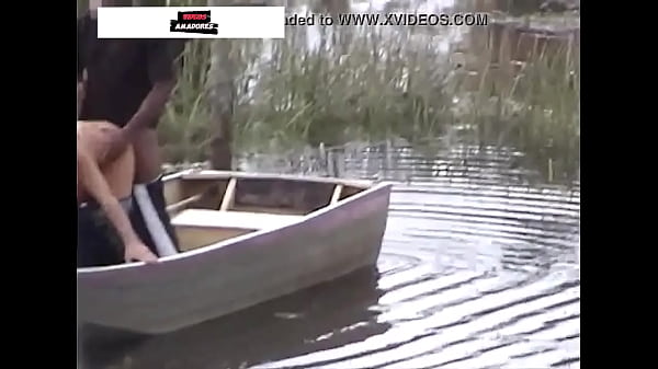Play MP4 - Homem escondido grava v&iacute;deo de esposa infiel gemendo e fazendo sexo com jardineiro&comma; em canoa no lago