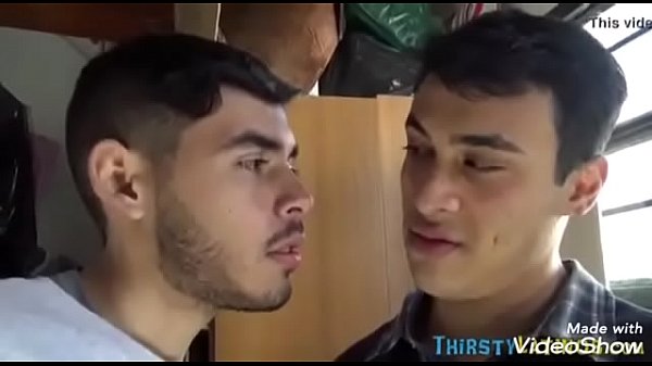 Play MP4 - Latino espanhol aceita dinheiro para fuder com o amigo