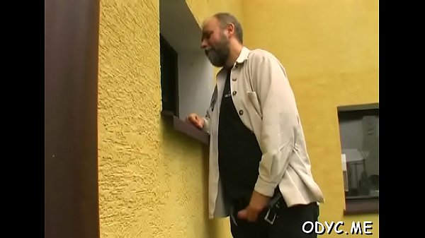 Hottie gives a steamy oral service 