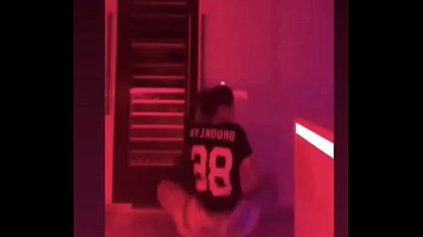 Novinha tesuda rebolando gostoso