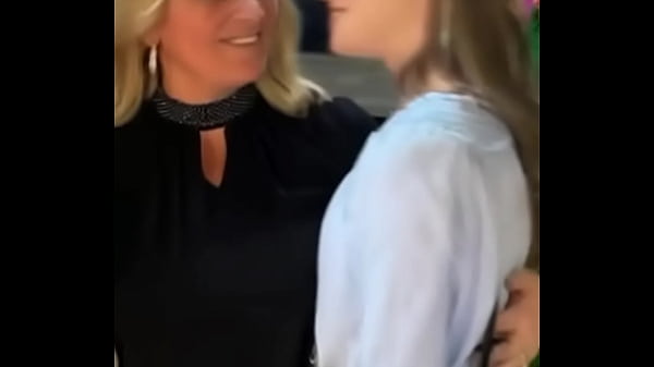 Nonton Kissing Video thumbnail