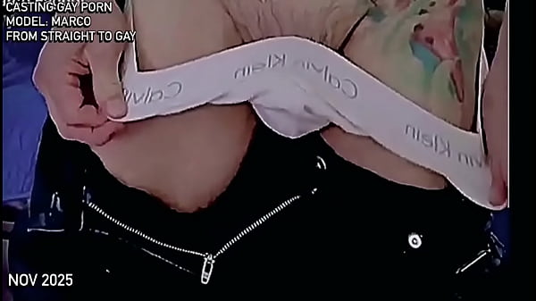 Chacal macho y varonil hace porno gay usando jaula de castidad y meti&eacute;ndose un pepino a su culo virgen 