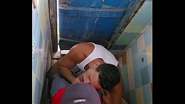 Transando no banheiro do bar